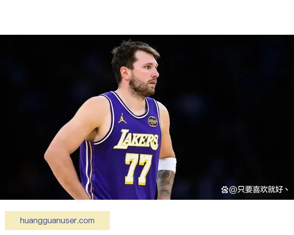 海斯20分钟8中8砍19+7疯狂一战 赛后呼吁东契奇减少吃T次数