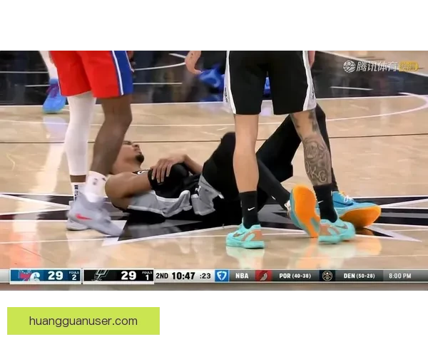 多尔特突破上篮重摔倒地受伤 已返回更衣室接受检查